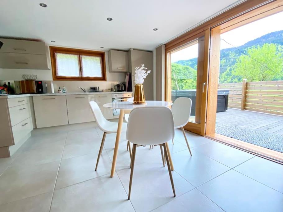 Androsace Appartement Dans Chalet Bois Avec Jacuzzi Privatif Terrasse Et Vue Montagne Les Villards-sur-Thones Luaran gambar